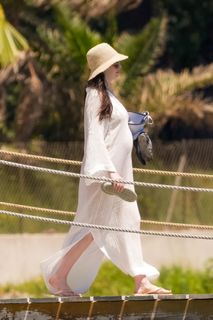 Anne Hathaway feet photo 2
