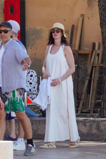 Anne Hathaway feet photo 1