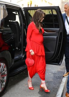 Anne Hathaway feet photo 6