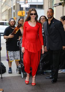 Anne Hathaway feet photo 4