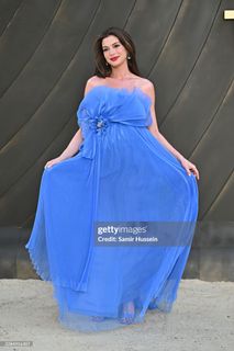 Anne Hathaway feet photo 8