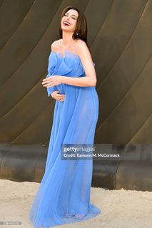 Anne Hathaway feet photo 7