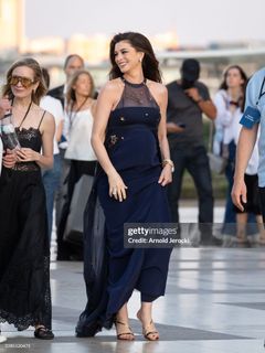 Anne Hathaway feet photo 5
