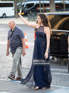 Anne Hathaway feet photo 4