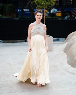 Anne Hathaway feet photo 8