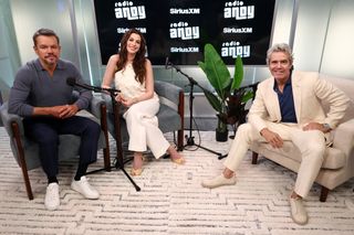 Anne Hathaway feet photo 4