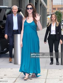 Anne Hathaway feet photo 3
