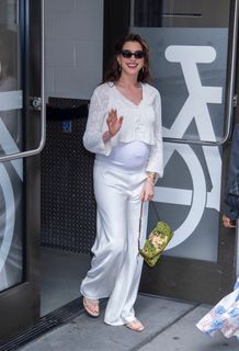 Anne Hathaway feet photo 14