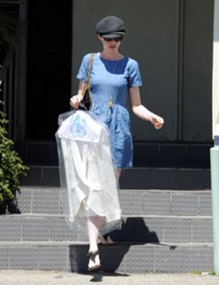 Anne Hathaway feet photo thumbnail