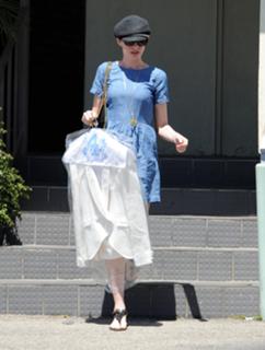 Anne Hathaway feet photo thumbnail