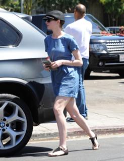 Anne Hathaway feet photo thumbnail