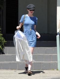 Anne Hathaway feet photo thumbnail