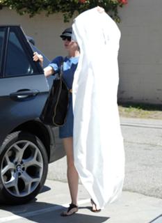 Anne Hathaway feet photo thumbnail