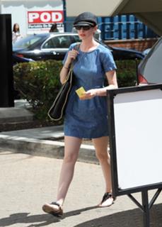 Anne Hathaway feet photo thumbnail