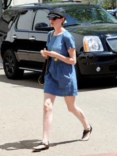 Anne Hathaway feet photo thumbnail