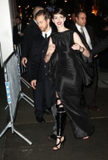 Anne Hathaway feet photo thumbnail