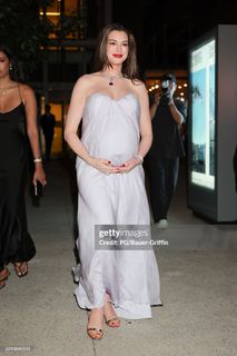 Anne Hathaway feet photo 8