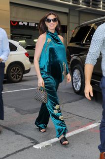 Anne Hathaway feet photo 1