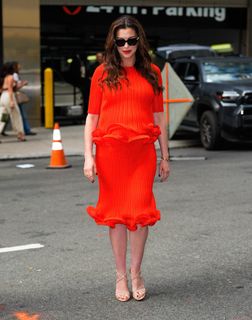 Anne Hathaway feet photo 1