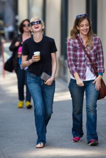 Anne Hathaway feet photo thumbnail