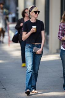 Anne Hathaway feet photo thumbnail