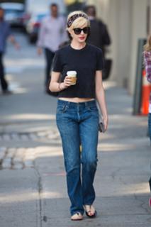 Anne Hathaway feet photo thumbnail