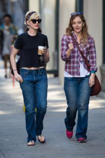Anne Hathaway feet photo thumbnail