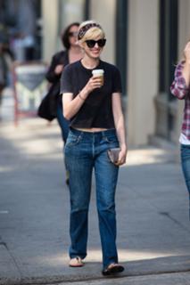 Anne Hathaway feet photo thumbnail