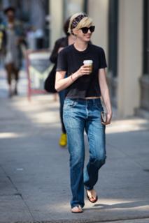 Anne Hathaway feet photo thumbnail
