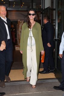 Anne Hathaway feet photo 4