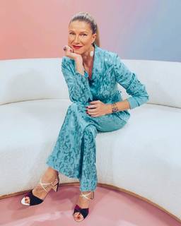Anne Igartiburu feet photo 8
