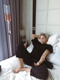 Anne-Marie feet photo thumbnail