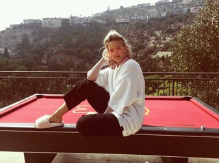 Anne-Marie feet photo thumbnail