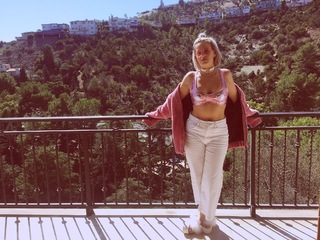 Anne-Marie feet photo thumbnail