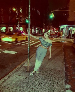 Anne-Marie feet photo thumbnail