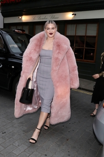 Anne-Marie feet photo thumbnail