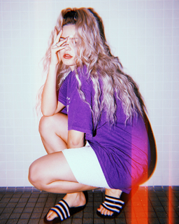Anne-Marie feet photo thumbnail