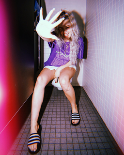 Anne-Marie feet photo thumbnail