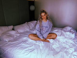 Anne-Marie feet photo thumbnail
