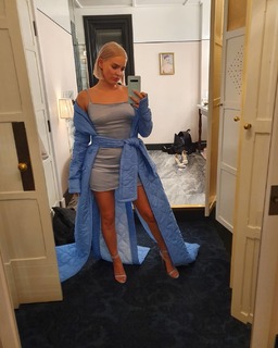 Anne-Marie feet photo thumbnail