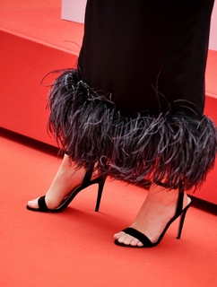 Anne-Marie feet photo thumbnail