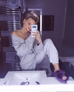 Anne-Marie feet photo thumbnail
