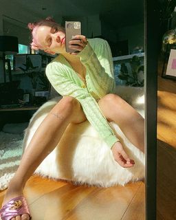 Anne-Marie feet photo thumbnail