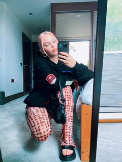 Anne-Marie feet photo thumbnail