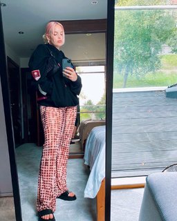 Anne-Marie feet photo thumbnail