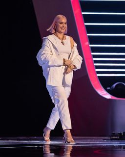 Anne-Marie feet photo thumbnail