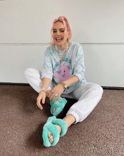 Anne-Marie feet photo thumbnail