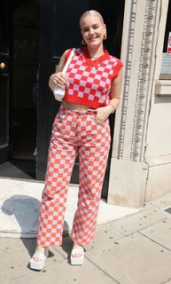 Anne-Marie feet photo thumbnail