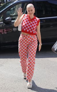 Anne-Marie feet photo thumbnail