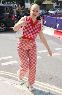 Anne-Marie feet photo thumbnail